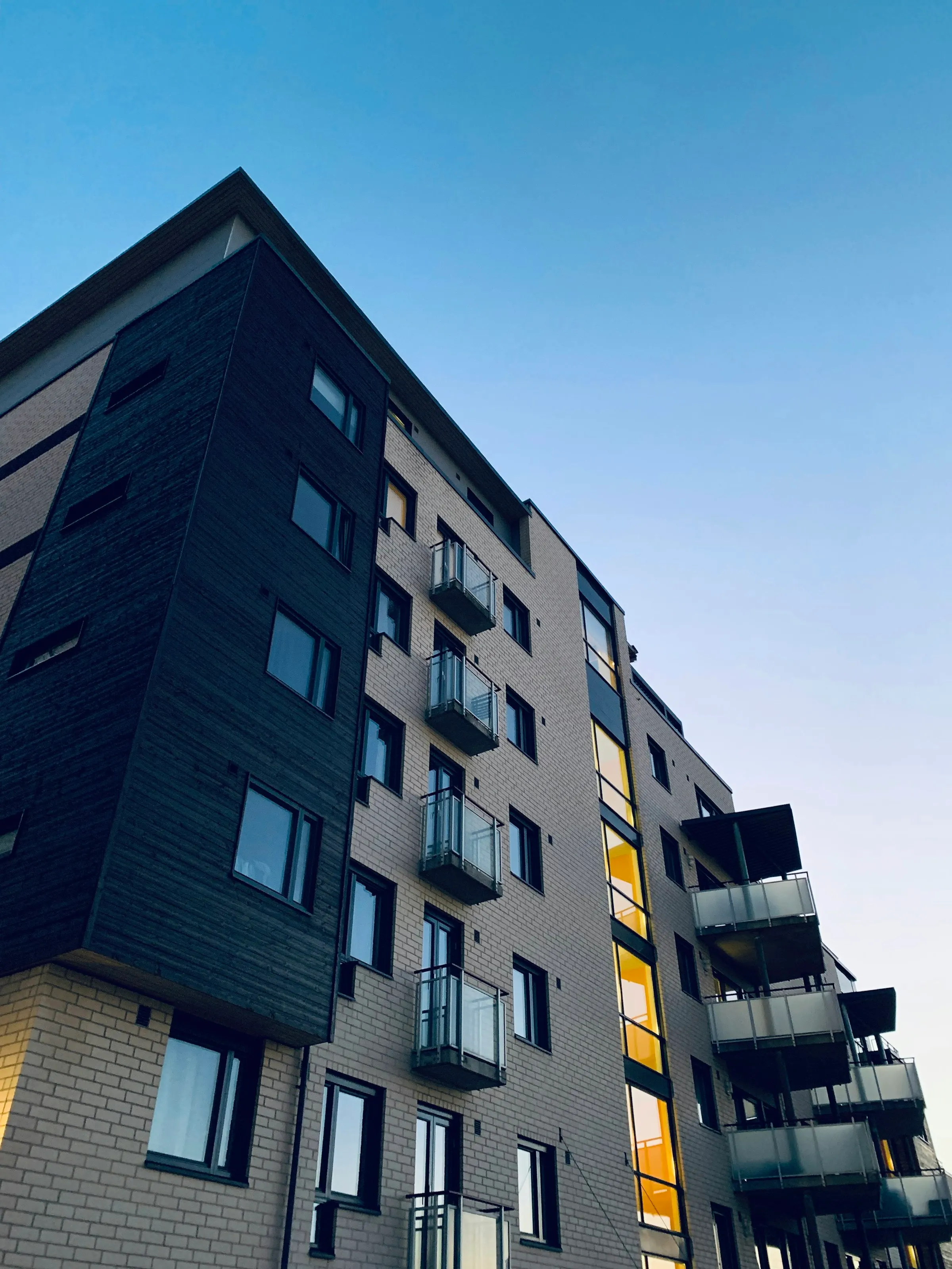 Multifamily fourplex investment property exterior in a sunbelt US neighbourhood